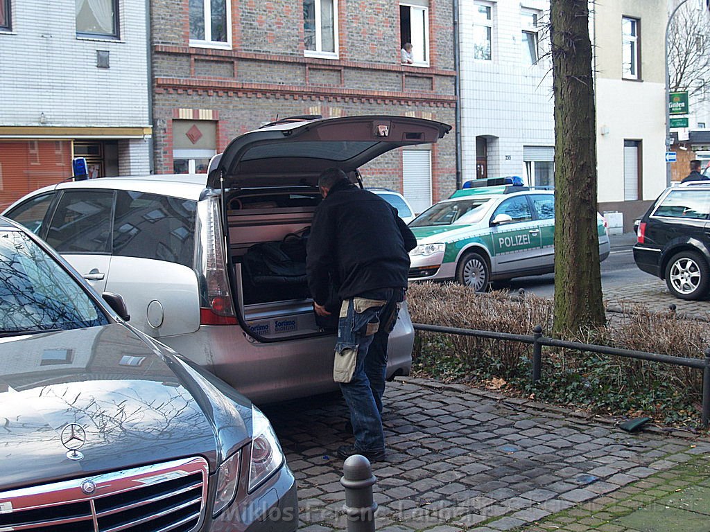 Einsatz Feuerwehr SEK Polizei Koeln Nippes Merheimerstr P078.JPG